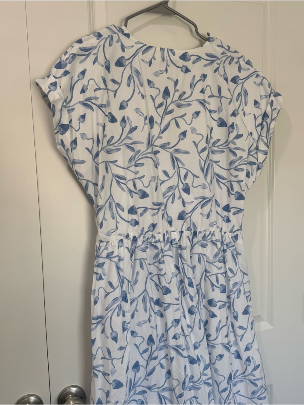 Abercrombie & Fitch Twist Front White Maxi Dress with Blue Leaf Print - Picture 5 of 7